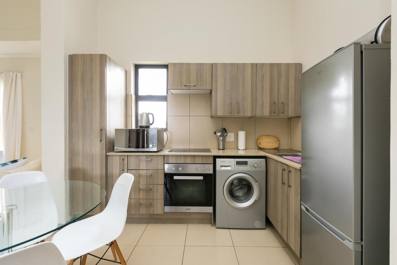 Modern Apartment In A Secure Golf Estate.Wifi Roodepoort Bagian luar foto