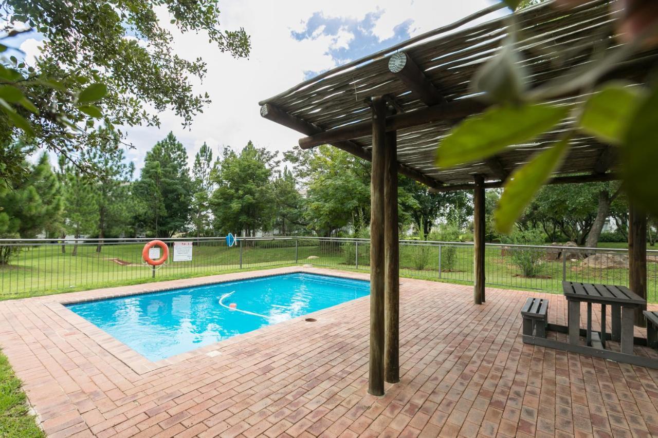 Modern Apartment In A Secure Golf Estate.Wifi Roodepoort Bagian luar foto