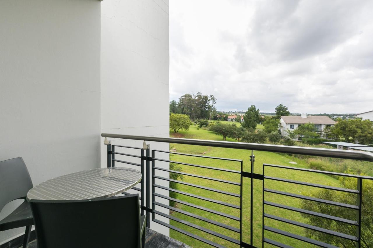 Modern Apartment In A Secure Golf Estate.Wifi Roodepoort Bagian luar foto