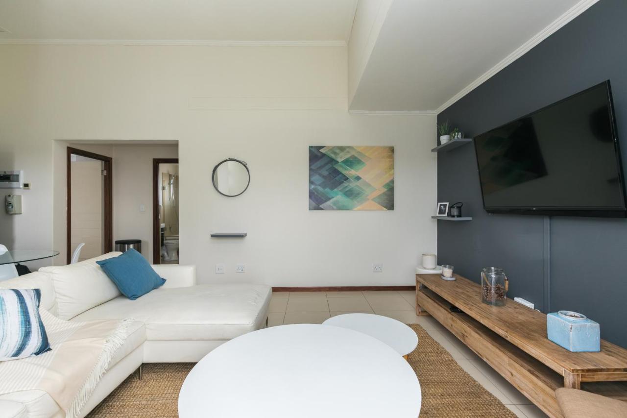 Modern Apartment In A Secure Golf Estate.Wifi Roodepoort Bagian luar foto