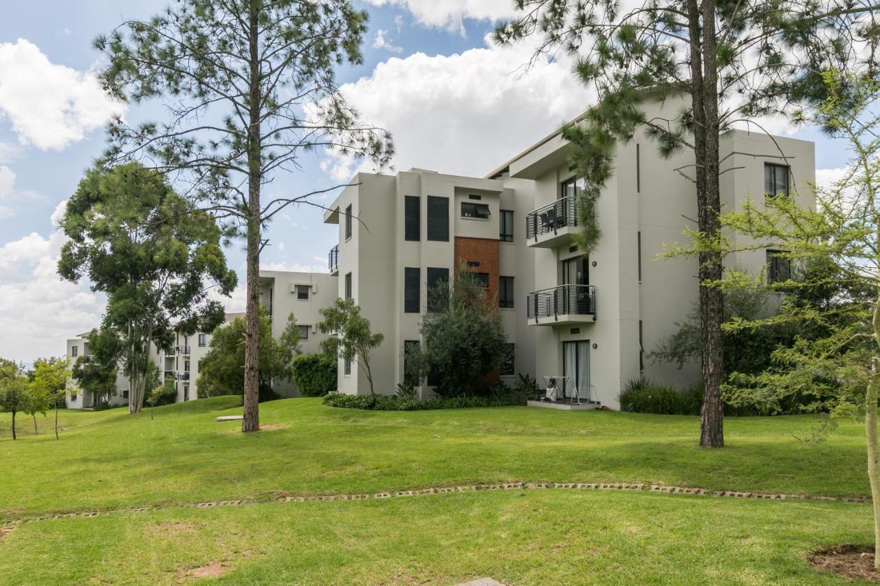 Modern Apartment In A Secure Golf Estate.Wifi Roodepoort Bagian luar foto