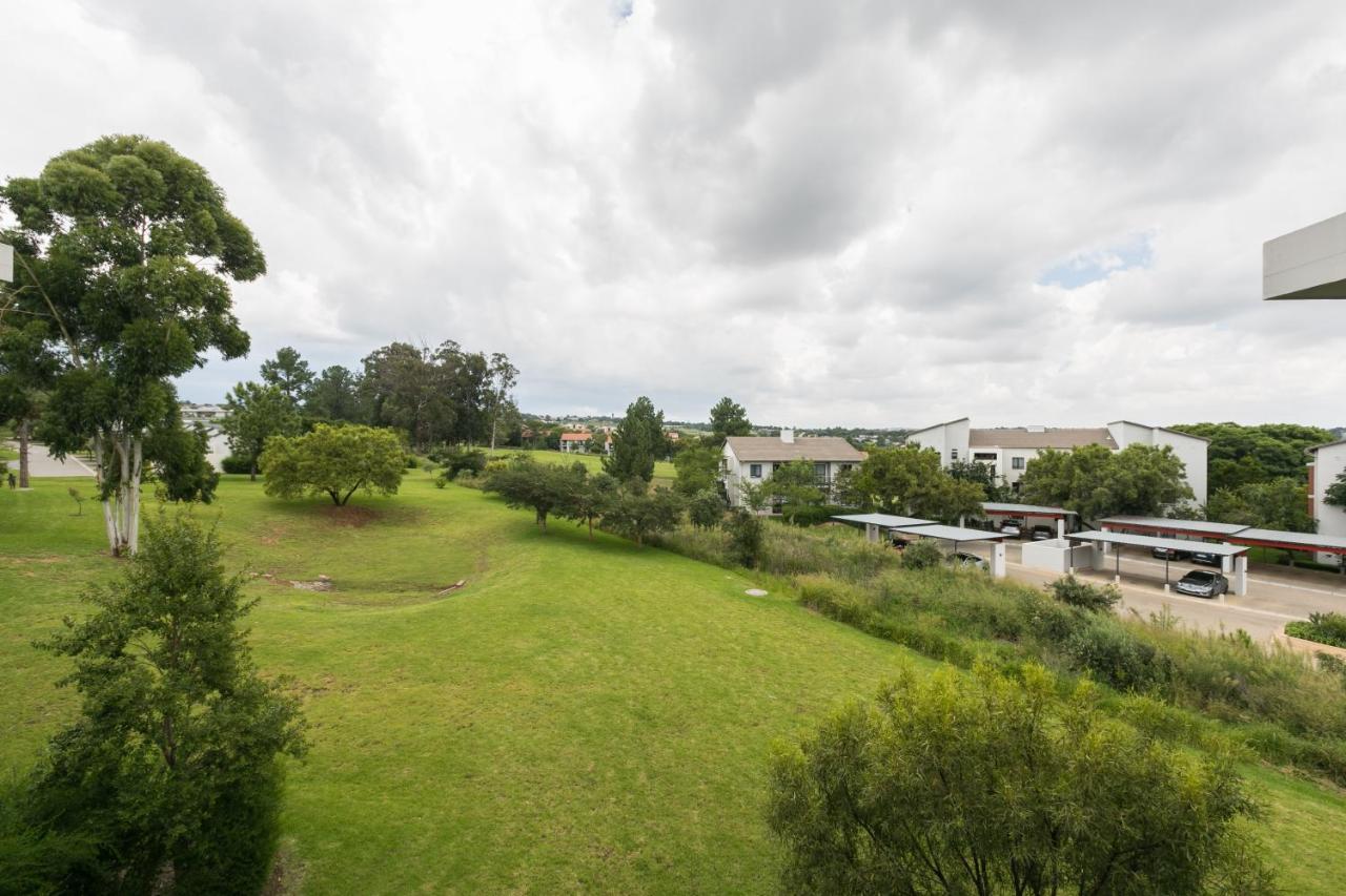 Modern Apartment In A Secure Golf Estate.Wifi Roodepoort Bagian luar foto